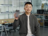 Carl Pei, VD för Nothing, håller upp en suddig Nothing Phone (3). (Bildkälla: Google)