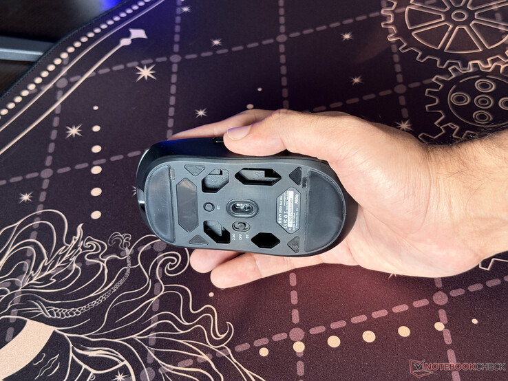 Den trådlösa musens öppna bottendesign