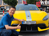 Xiaomis president poserar med en SU7 Ultra som registrerats i Tyskland (Bildkälla: William Lu på Weibo)