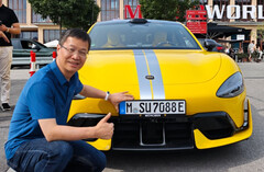 Xiaomis president poserar med en SU7 Ultra som registrerats i Tyskland (Bildkälla: William Lu på Weibo)