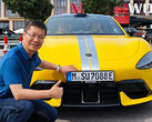 Xiaomis president poserar med en SU7 Ultra som registrerats i Tyskland (Bildkälla: William Lu på Weibo)