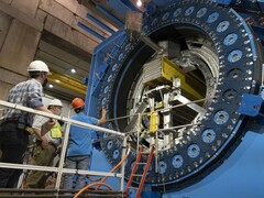 Den här bilden visar installationen av den inre hadroniska kalorimetern i sPHENIX (Bildkälla: Brookhaven National Laboratory; beskuren)