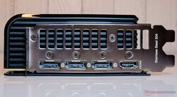 Portar: 3x DisplayPort 2.1b-utgång, 1x HDMI 2.1b-utgång