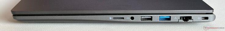 Rätt: microSD-kortplats, 3,5 mm stereouttag, USB-A 2.0, USB-A 3.2 (5 Gbit/s), Gigabit-Ethernet, låsningsspår