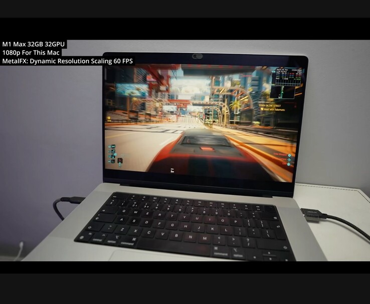 Cyberpunk 2077 körs på en M1 Max MacBook Pro (32 GB RAM, 32-kärnig GPU) vid 1080p med MetalFX Dynamic Resolution Scaling. Spelet håller en jämn prestanda på 60 FPS, vilket visar kraften hos tidiga Apple Silicon för native AAA-spel. (Bildkälla: