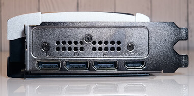 Portar: 3x DisplayPort 2.1b-utgång, 1x HDMI 2.1b-utgång