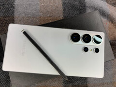 En provdocka av Galaxy S26 Ultra i den omtalade Silver Shadow-färgen. (Bildkälla via Saudi Android)