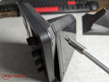 Ta bort de två skruvarna