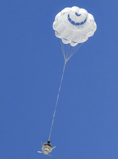 Den utlösta fallskärmen, utrustad med sensorer för att mäta belastningen på kapellet (Bildkälla: NASA och Christopher LC Clark; beskuren)