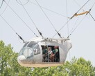 Modellen av flygplanskroppen hänger 35 meter upp i luften (Bildkälla: NASA och Mark Knopp; beskuren)
