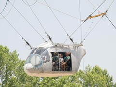 Modellen av flygplanskroppen hänger 35 meter upp i luften (Bildkälla: NASA och Mark Knopp; beskuren)