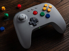 Färgerna på knapparna på den grå 8BitDo 64 Bluetooth Controller matchar färgerna på den ursprungliga Nintendo 64-kontrollen
