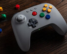 Färgerna på knapparna på den grå 8BitDo 64 Bluetooth Controller matchar färgerna på den ursprungliga Nintendo 64-kontrollen