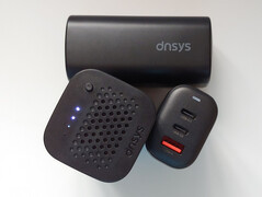 Batterier och laddare. (Bildkälla: Notebookcheck)