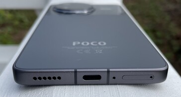 Nedtill: högtalare, USB-C 2.0, mikrofon, dual-SIM (bildkälla: Manuel Masiero)