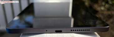 höger: mikrofon, USB-C 2.0, högtalare