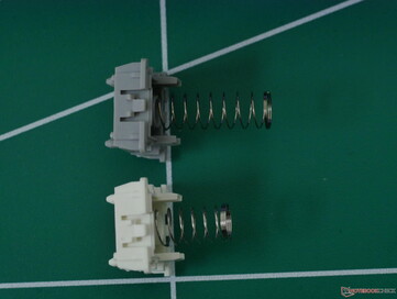 Wooting Lekker Tikken (överst) vs Lekker L60 V2 (nederst) fjäderlängd.