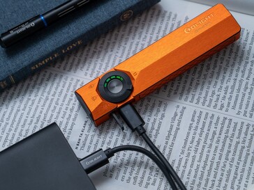 Olight ArkPro Ultra kan laddas via sin USB-C-port.