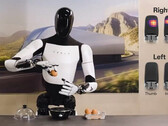 Tesla Optimus robot i aktion. Företaget ska producera 5 000 av humanoiderna under 2025 (Bildkälla: Tesla)