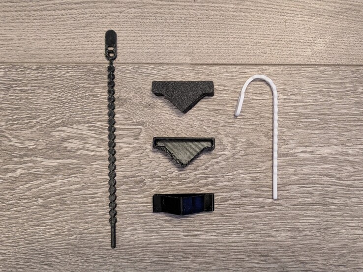 Dragkedjor i svart och vitt TPU (av Extrutim på Printables) och anpassade hörn för monteringssystem i svart TPU.