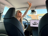 Model Y Standard har ett glastak med takhuv. (Bildkälla: Kim Java/YT)