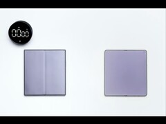 Galaxy Z Fold 7 (vänster) och Oppo Find N6 (höger) utfällda.