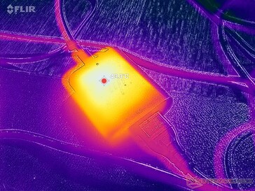 AC-adaptern når över 43 C vid krävande belastningar