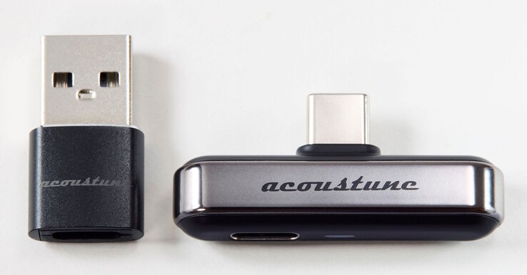 En USB-C till USB-A adapter levereras med Acoustune ATX001 Bluetooth-sändare.