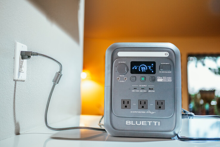 Elite 100 mini har en inbyggd LED-lampa och en smart skärm