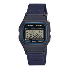 Casio F-91WF-2A digitalklocka med blå boett och matchande vävd tygrem.