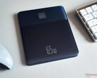 Baseus Blade 2 Powerbank har ett platt hölje med en metallram. (Bild: Notebookcheck)