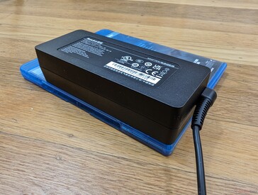 Liten-medium (13 x 5,2 x 3,3 cm) 100 W nätadapter