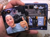En nedmontering av Galaxy Z Flip 7 visar att Samsungs flipptelefon är allt annat än dammtät. (Bildkälla: JerryRigEverything)