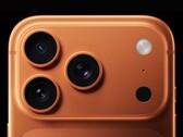 Närbild av kameramodulen i iPhone 17 Pro som visar den nya blixtplaceringen. (Bildkälla: Apple)