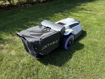 Anthbot N8 med gräsuppsamlingspåse