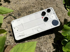 Den IP68-certifierade Nothing Phone (3) har en aluminiumram och skyddas av Gorilla Glass 7i (display) och Gorilla Glass Victus (baksida). (Bildkälla: Notebookcheck)