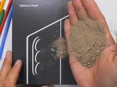 Samsung Galaxy Z Fold 7 är den senaste telefonen som har genomgått JerryRigEveryths hållbarhetstester. (Bildkälla: JerryRigEverything på YouTube)