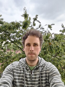 En selfie tagen med Oppo Pad Minis främre kamera