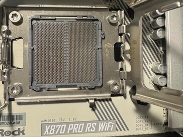 ASRock X870 Pro RS Wifi moderkortssockel med viss missfärgning. (Bildkälla: I_fliu på Reddit)