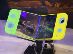 Flex Gaming har en innovativ design som låter joystickarna passera genom chassit för att minimera den totala tjockleken. (Bildkälla: Notebookcheck)
