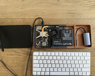 Bento använder ett par displayglasögon som drar video via en dongle som förvaras i fodralet. På bilden - komponenterna i ett Steam-däck som eftermonterats i ett tangentbord. (Bildkälla: r/SteamDeckModded på Reddit)