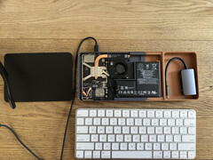 Bento använder ett par displayglasögon som drar video via en dongle som förvaras i fodralet. På bilden - komponenterna i ett Steam-däck som eftermonterats i ett tangentbord. (Bildkälla: r/SteamDeckModded på Reddit)