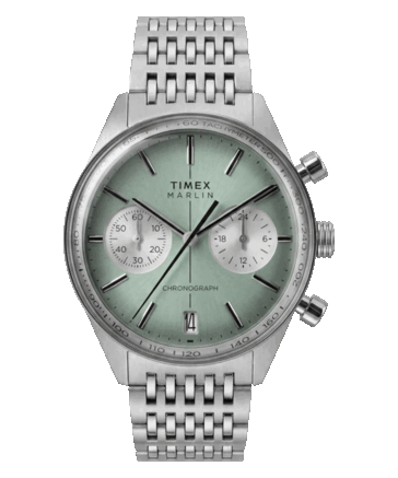 Timex Marlin Jet Chronograph TW2Y89800 med en salviagrön konkav urtavla, vita kronografsuburtavlor, datumfönster vid klockan 6, välvt glas och silverfärgat armband i rostfritt stål.
