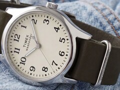 Timex Weekender New England TW2Y86500 med silverfärgat boett, krämfärgad urtavla och mörkgrönt läderarmband.