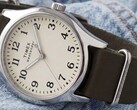 Timex Weekender New England TW2Y86500 med silverfärgat boett, krämfärgad urtavla och mörkgrönt läderarmband.