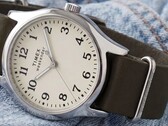 Timex Weekender New England TW2Y86500 med silverfärgat boett, krämfärgad urtavla och mörkgrönt läderarmband.