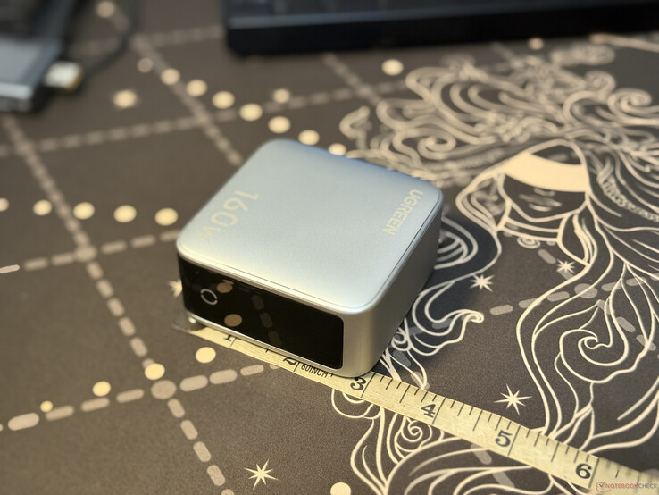5-portars Ugreen Nexode Pro 160 W – bredd mätt från andra sidan