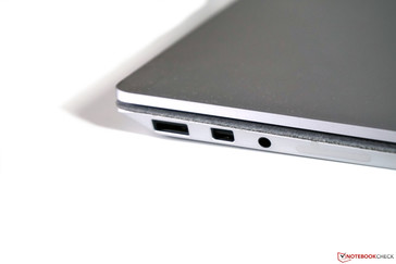 Vänster: USB 3.1 Typ A (Gen.1), Mini-DisplayPort, 3.5 mm ljudanslutning