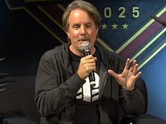 En bild på Halo community manager Brian Jarrard iförd en PlayStation T-shirt (bildkälla: Halo YT)