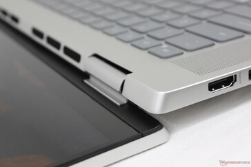 Liksom många Asus VivoBooks och ZenBooks lyfter Inspirons bas i en vinkel när locket öppnas
